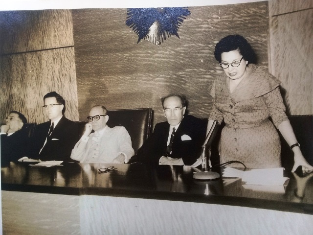 Foto de La directora de la Biblioteca, Lilia Castro de Morales, en la inauguración del nuevo edificio, febrero de 1958